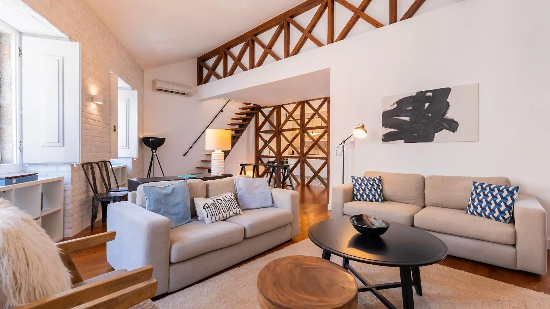 Charming 3Bdr Duplex In City Center By Lovelystay location